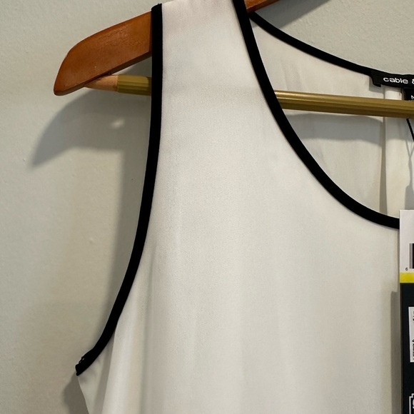 Cable and Gauge black and white flowy sleeveless blouse - Picture 2 of 9
